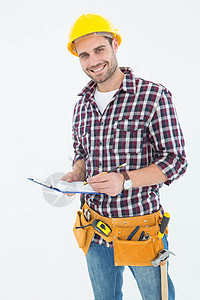 自信的男性修理工在剪贴板上写作图片