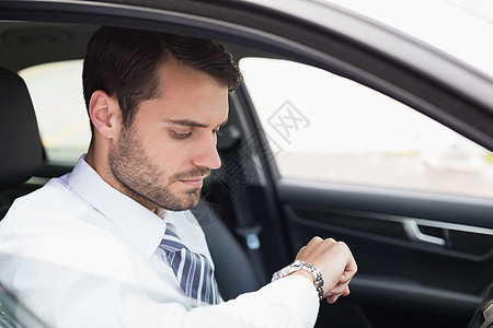 司机座椅上的年轻商务人士陆地驾驶运输公司车辆商务商业闲暇手表领带图片
