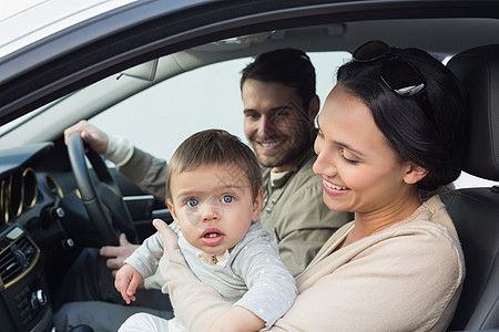 父母和婴儿一起开车母亲快乐微笑零件男人公路女士女性汽车车辆图片