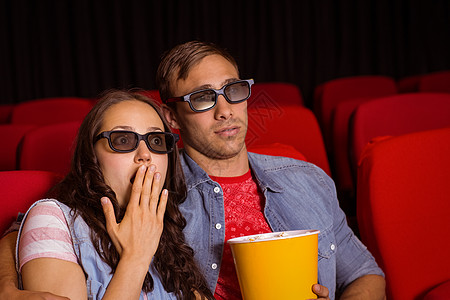 年轻夫妇在看一部3D电影男性礼堂电影业娱乐椅子电影院文艺爆米花闲暇女性图片