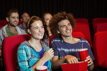 年轻夫妇看电影电影女性文艺时间座位电影业男人爆米花演出闲暇图片