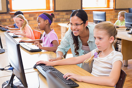 计算机班中与教师合课的可爱学生老师电脑室男生课堂电脑快乐帮助同学们男性童年图片