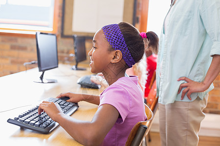 与教师一起参加计算机班的可爱学生桌子键盘帮助课堂女性教育老师老鼠快乐屏幕图片