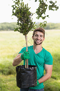 快乐的青年男子为社区园艺庄稼微笑花园绿地幸福志愿福利志愿者服务环境图片