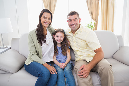 幸福的一家人坐在沙发上孩子男人父亲成人休息室女儿女士父母女性母亲图片