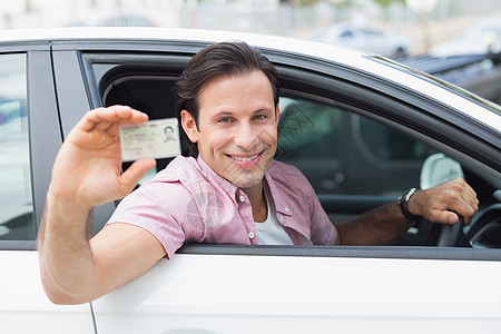 男人笑着拿着驾照的驾驶执照图片