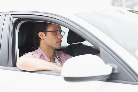 焦点人驾驶方向盘窗户眼镜运输零件男性专注汽车车辆司机图片