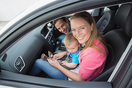 父母和婴儿一起开车乐趣车辆女士母亲女性旅行汽车驾驶团结公路图片