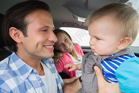 父母和婴儿一起开车微笑家庭方向盘车辆运输儿子母亲公路零件快乐图片