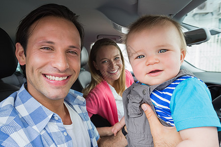 父母和婴儿一起开车方向盘父亲公路团结儿子车辆汽车男性快乐女士图片