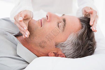与人打交道的治疗师修行治疗师男人头发男性枕头温泉疗法双手康复图片