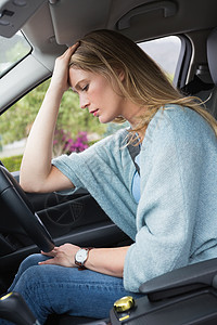 坐在司机座椅上的妇女闲暇汽车窗户女性女士驾驶运输孤独思维陆地图片