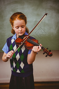 在课堂上玩小提琴的可爱小女孩瞳孔学习教育学生乐器小学音乐爱好女孩智力图片