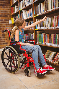 女孩在轮椅上选择图书馆图书书柜女性学校头发智力童年学习功能知识小学生图片