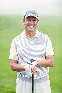 欢快的高尔夫球手在镜头前微笑 抱着他的俱乐部假期绿色黑色活动爱好高尔夫球男性闲暇运动员老年图片