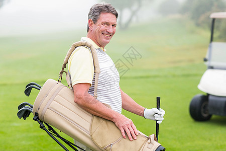快乐高尔夫球手 后面有高尔夫虫活动高尔夫背心运动高尔夫球时间运动员老年服装爱好图片