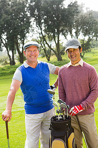 高尔夫朋友在相机上微笑高尔夫球男性友谊老年闲暇高尔夫爱好服装晴天运动员图片