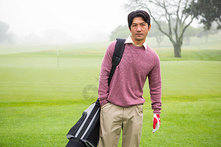高尔夫球手站着拿着高尔夫球袋口袋运动活动男性高尔夫休闲爱好男人假期毛衣图片