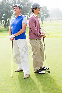 高尔夫朋友微笑和举办俱乐部休闲活动老年爱好开襟衫高尔夫球高尔夫假期晴天运动员图片