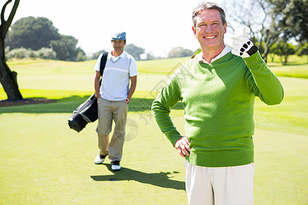 高尔夫朋友在相机上微笑背心休闲运动员高尔夫服装友谊晴天假期运动闲暇图片