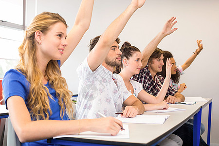 学生在课堂上举手混血高等教育同学们女性笔记训练知识班级团队男人图片
