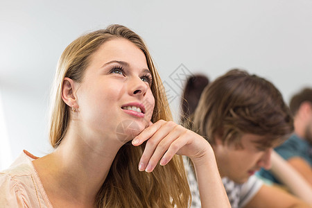 近距离接近美丽的女学生图片