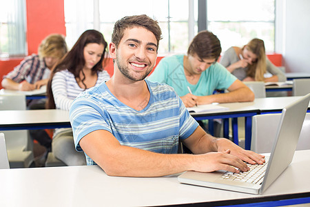 男学生在课堂上使用笔记本电脑图片