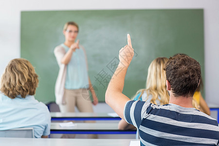 学生在课堂上举手大学生注意力课程团队班级学校女性女孩讲师老师图片