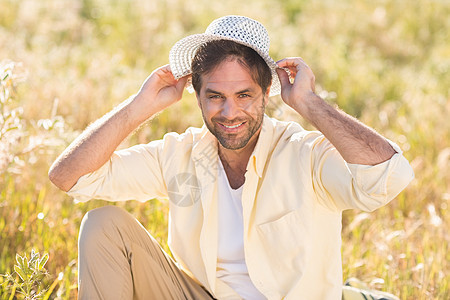 快乐的男子在镜头中微笑农村服装男人毡帽草原草地公园绿地衬衫晴天图片