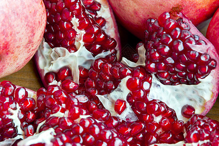 开放石榴甜点紫色红宝石肉质粉色种子植物蔬菜水果浆果背景图片