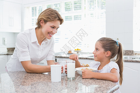母亲和女儿吃早饭奶制品家庭生活房子住所闲暇女性感情快乐咖啡谷物图片