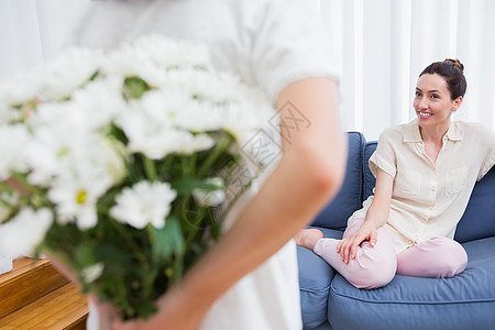 女儿给母亲送白花惊喜闲暇家庭生活花朵孩子童年客厅休闲头发礼物图片