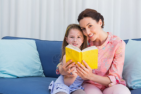 母亲和女儿阅读书童年女性公寓女孩休闲家庭孩子女儿长椅文学图片