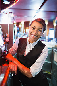 漂亮的酒吧女招待在镜头下微笑马甲食品快乐时光职业酒保饮料制服职员行业背景图片