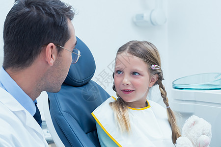 检查女孩牙齿的男牙医工作童年牙科医学男人病人青少年诊所职业医疗图片