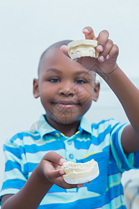 持有口型的男孩肖像牙科童年口腔科口腔男性医学卫生诊所男生黑色图片
