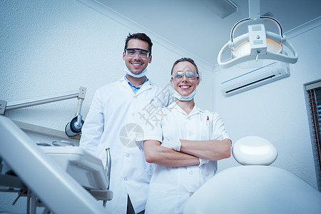微笑牙医的肖像伙伴口罩医疗男人职员保健卫生医学手术双手图片