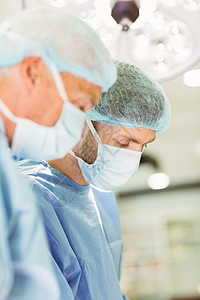 老年外科医生教新外科医生如何手术大学讲师老师医学操作科学学生面具蓝色医疗图片