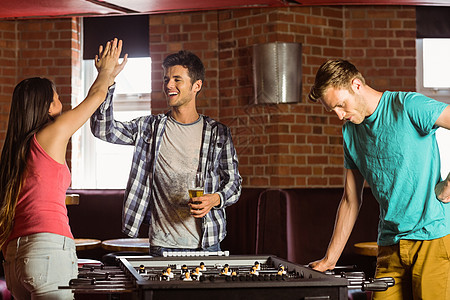 玩桌球的快乐朋友竞赛酒吧游戏战略胜利友谊男人成功乐趣混血图片