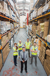 队伍站在他们的老板后面团队合作同事配送快乐仓库货物伙伴运输体力劳动者图片