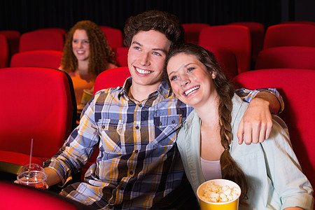 年轻夫妇看电影电影院男性闲暇青少年演出时间椅子女孩微笑活动图片