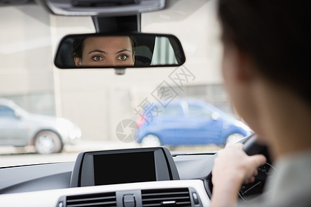 女人驾着她的倒影在镜子里图片