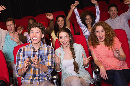 年轻朋友看电影电影混血快乐时间男人青少年微笑椅子友谊电影院图片