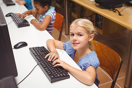 计算机班的可爱学生屏幕女性微笑童年小学生班级课堂桌子电脑室女孩图片