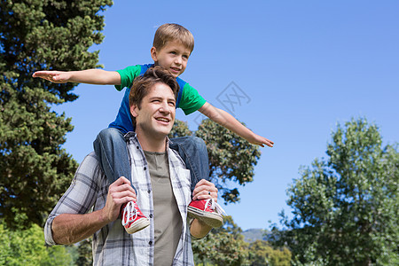 父子在公园玩得开心家庭微笑环境男性树木幸福活动父亲童年孩子图片