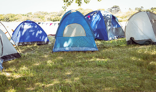 营地中的蓝帐篷背景图片