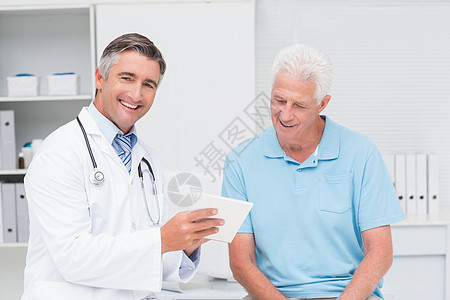医生向老年男子解释处方图片