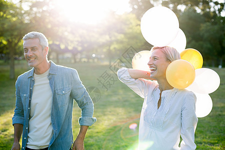 快乐的一对夫妇与气球 在公园公园图片