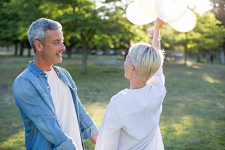 在公园玩得开心的情侣感情男性成人环境气球女性自由闲暇晴天娱乐图片