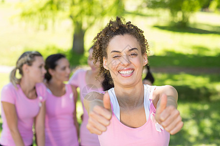 为提高对乳腺癌的认识而用粉红色的微笑妇女健康丝带沟通绿地女士朋友们福利志愿志愿者混血图片